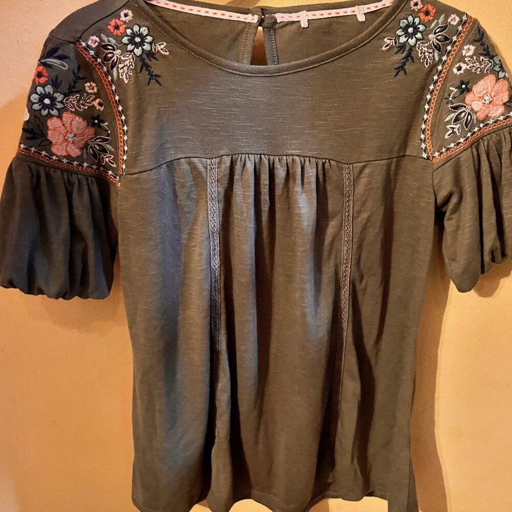 Aeropostale Green Shirt with Colorful Embroidered Flowers, Size Small